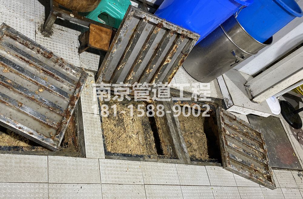 278莲花嘉园城管中队食堂隔油池清理